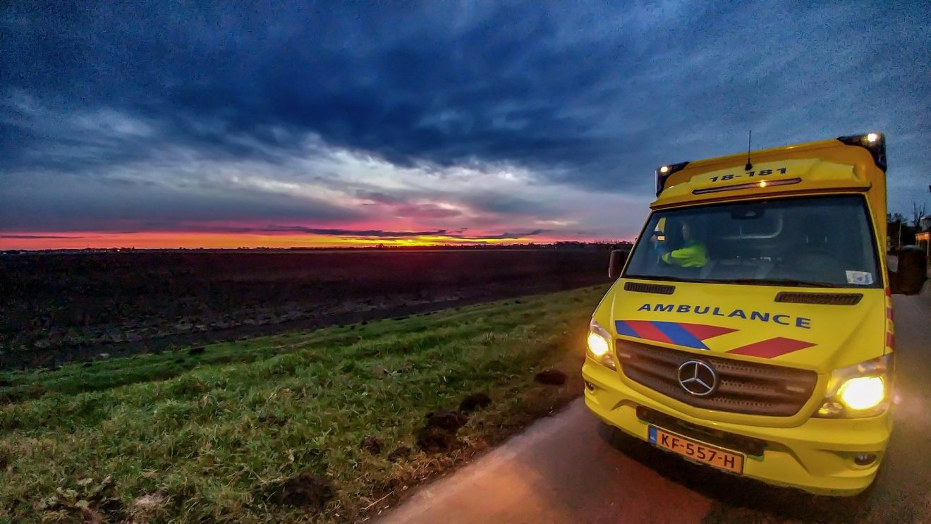 Ambulance bij zonsondergang