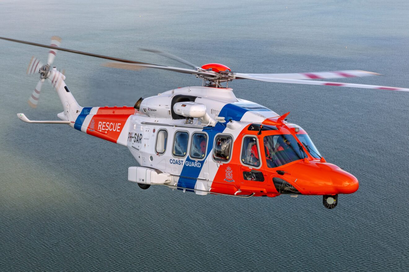 Kustwachthelikopter vervoert patiënten tijdens werkzaamheden Haringvlietbrug